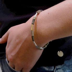 Armbandröhren mit Howlith, Labradorit und Hämatit